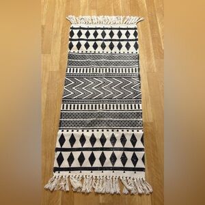 Black and White Geometric Patterned Rug